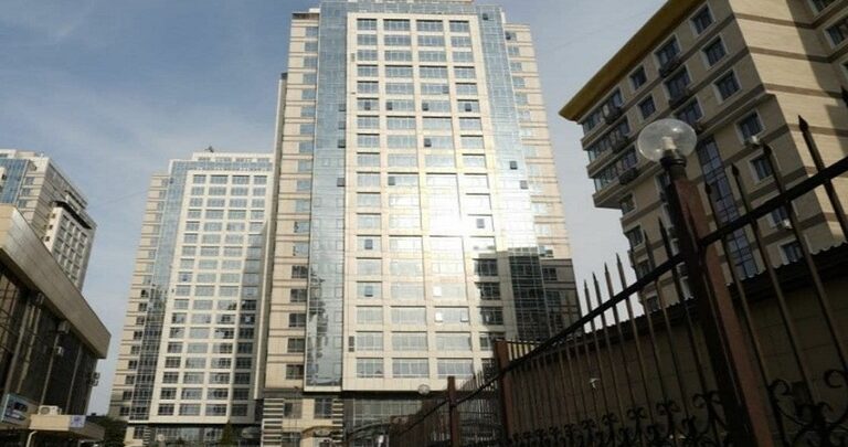 مسلح يعتصم داخل شقة بعمارة سكنية في كازاخستان ويهدد بتفجير المبنى والأمن يستعد للاقتحام مسلح يعتصم داخل شقة بعمارة سكنية في كازاخستان ويهدد بتفجير المبنى والأمن يستعد للاقتحام