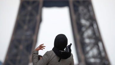محكمة أوروبية تجيز للشركات حظر الحجاب في أماكن العمل في ظروف معينة