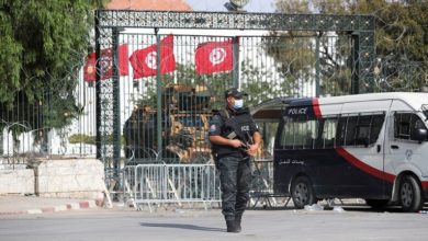 “العفو الدولية” تحث الرئيس التونسي على رفع قرارات منع السفر “التعسفية”
