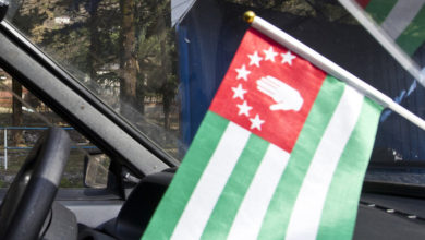 نائب في البرلمان الأبخازي يطلق النار من “كلاشنيكوف” أمام وزارة الداخلية