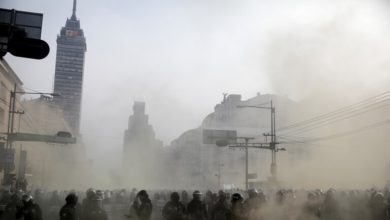 اشتباكات بين متظاهرين والشرطة المكسيكية خلال إحياء ذكرى مجزرة قتل خلالها 300 شخص