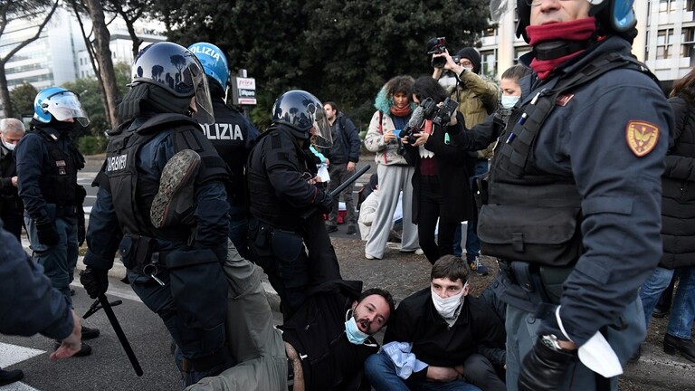 مظاهرات لنشطاء البيئة وسط روما تزامنا مع انعقاد قمة “G20” مظاهرات لنشطاء البيئة وسط روما تزامنا مع انعقاد قمة “G20”