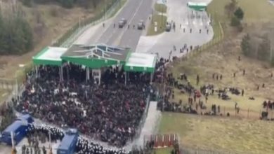 مهاجرون يحتشدون عند المعبر بين بولندا وبيلاروس والشرطة البولندية تحذر من استخدام القوة.. فيديو
