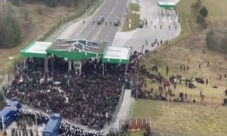 مهاجرون يحتشدون عند المعبر بين بولندا وبيلاروس والشرطة البولندية تحذر من استخدام القوة.. فيديو مهاجرون يحتشدون عند المعبر بين بولندا وبيلاروس والشرطة البولندية تحذر من استخدام القوة.. فيديو