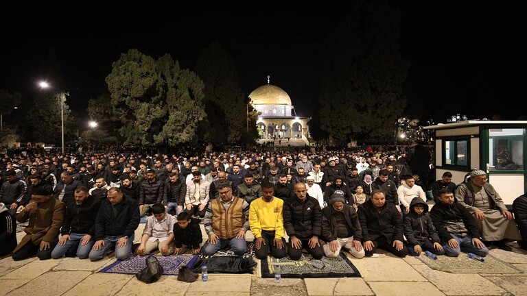 70 ألفا يؤدون صلاتي العشاء والتراويح في المسجد الأقصى 70 ألفا يؤدون صلاتي العشاء والتراويح في المسجد الأقصى