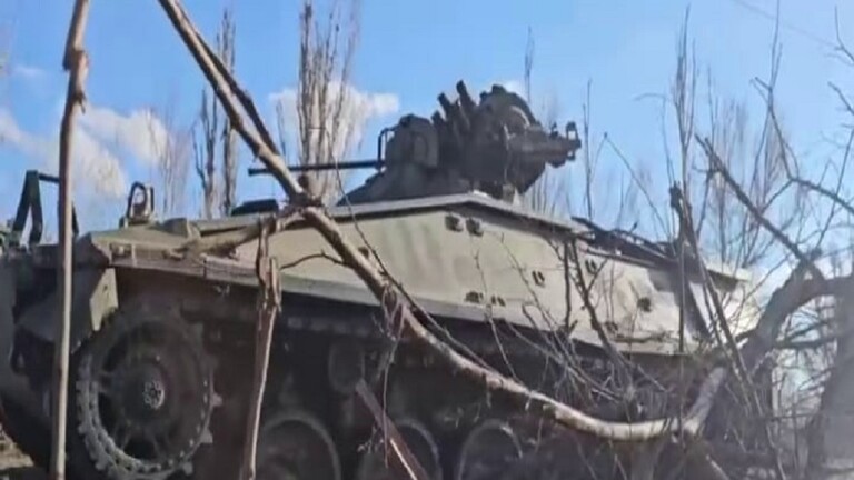 عجزت عن اجتياز الوعر والوحل.. الجيش الروسي يغنم أول مدرعة Marder ألمانية (فيديو) عجزت عن اجتياز الوعر والوحل.. الجيش الروسي يغنم أول مدرعة Marder ألمانية (فيديو)