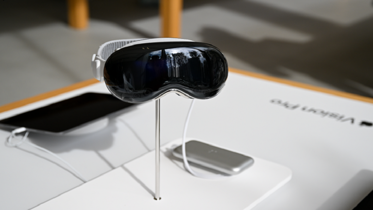 مستخدمو Vision Pro يشتكون من “العيون السوداء” مستخدمو Vision Pro يشتكون من “العيون السوداء”