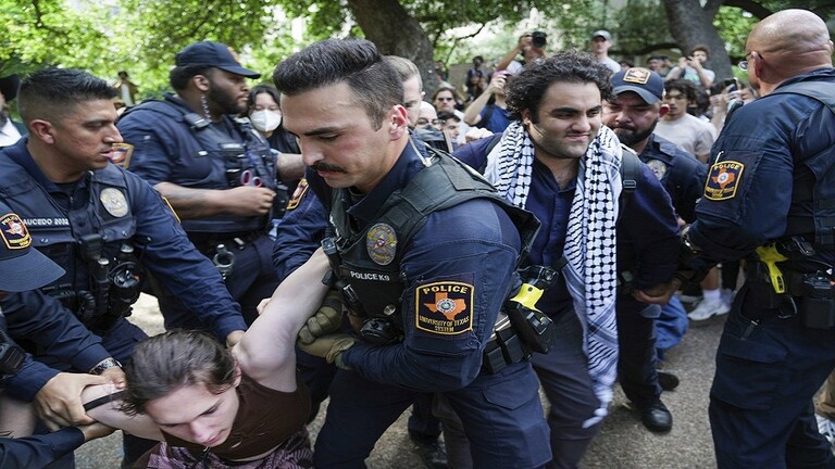 المساندون لفلسطين في جامعة كولومبيا يدعون الطلاب إلى حماية الاحتجاجات بعد فشل المفاوضات مع الإدارة المساندون لفلسطين في جامعة كولومبيا يدعون الطلاب إلى حماية الاحتجاجات بعد فشل المفاوضات مع الإدارة