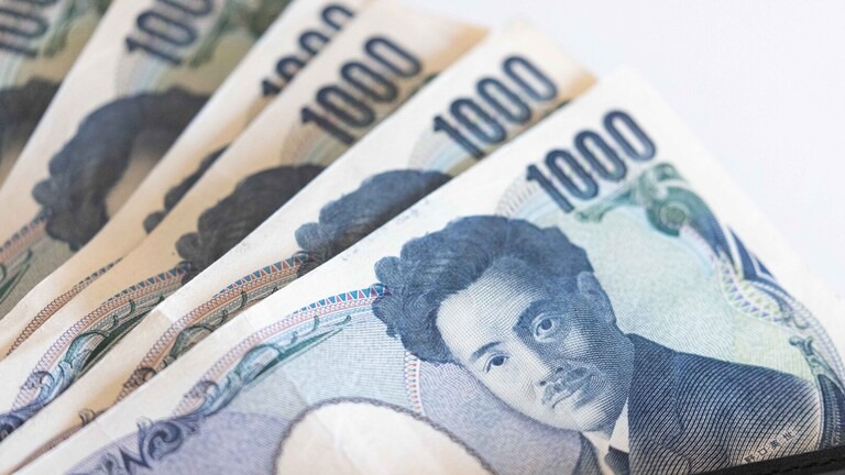 ارتفاع الين الياباني بعد أدنى مستوى له منذ 34 عاما ارتفاع الين الياباني بعد أدنى مستوى له منذ 34 عاما