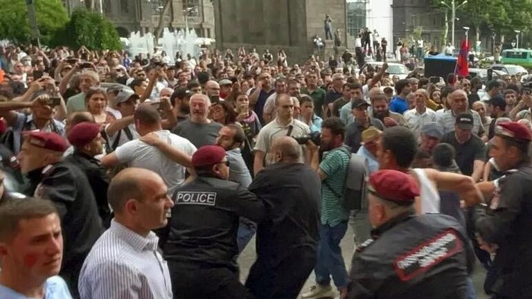 الشرطة الأرمينية تعتقل 29 شخصا خلال احتجاج قرب مبنى وزارة الخارجية الشرطة الأرمينية تعتقل 29 شخصا خلال احتجاج قرب مبنى وزارة الخارجية